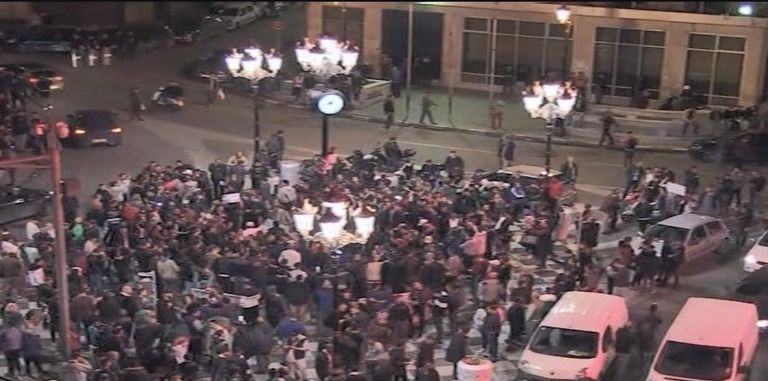 آلاف الجزائريين يحتفلون في الشوارع باستقالة بوتفليقة آلاف الجزائريين يحتفلون في الشوارع باستقالة بوتفليقة