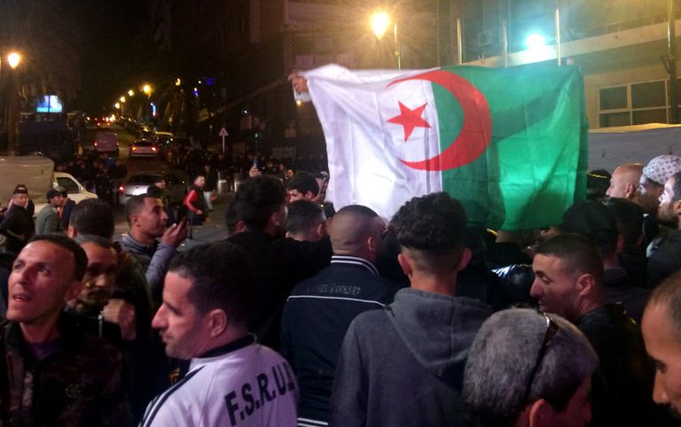 آلاف الجزائريين يحتفلون في الشوارع باستقالة بوتفليقة