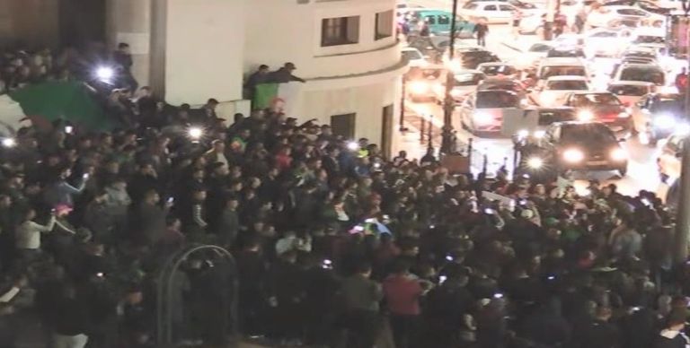 آلاف الجزائريين يحتفلون في الشوارع باستقالة بوتفليقة آلاف الجزائريين يحتفلون في الشوارع باستقالة بوتفليقة