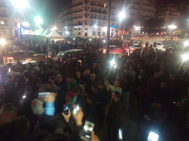 آلاف الجزائريين يحتفلون في الشوارع باستقالة بوتفليقة