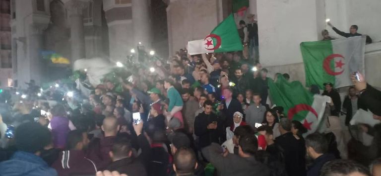 آلاف الجزائريين يحتفلون في الشوارع باستقالة بوتفليقة