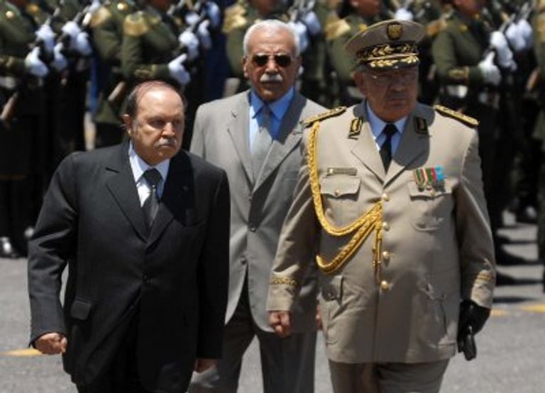 الرئيس بوتفليقة وقائد أركان الجيش الجزائري الفريق أحمد قايد صالح قائد أركان الجيش الجزائري - أرشيفية