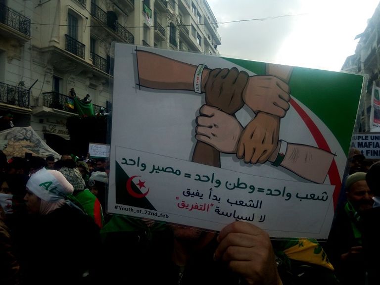 لافتات الجزائريين في حراكهم السلمي
