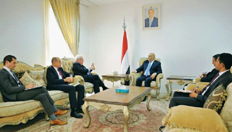 وزير الخارجية اليمني خلال لقائه مارتن جريفيث