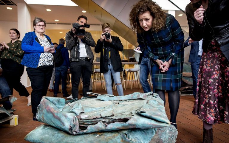 المحققون الهولنديون مع حطام السفينة المكتشفة