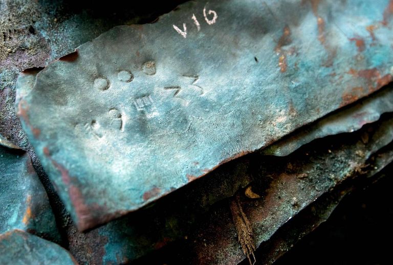 المحققون الهولنديون مع حطام السفينة المكتشفة