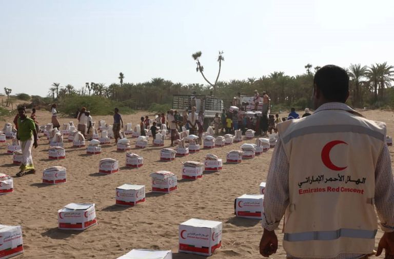 الإمارات توزع 80 طنا من المواد الغذائية على أهالي الدريهمي باليمن