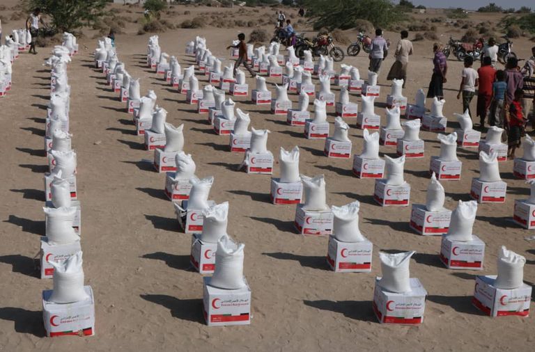 الإمارات توزع 80 طنا من المواد الغذائية على أهالي الدريهمي باليمن