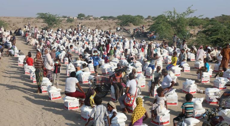 الإمارات توزع 80 طنا من المواد الغذائية على أهالي الدريهمي باليمن