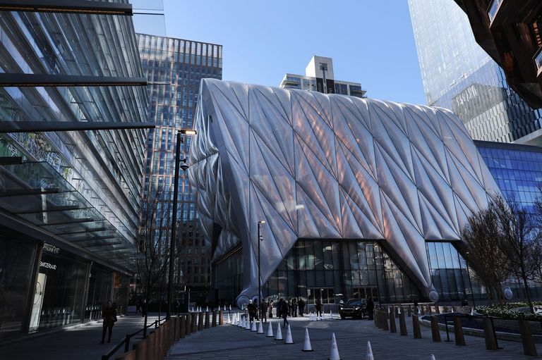 المركز الفني يشبه بتصميمه علبة ضخمة تلفّها بطانية برّاقة منتفخة