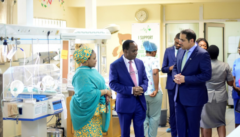 سفارة الإمارات تسلم معدات طبية لمستشفى في نيجيريا