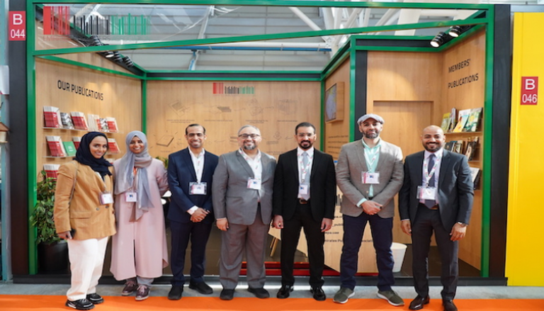 صورة جماعية لأعضاء جمعية الناشرين الإماراتيين خلال معرض بولونيا