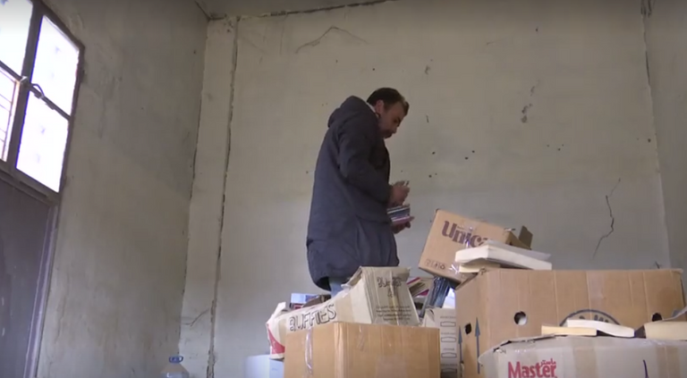 لبناني يحول دكان جده لمكتبة عامة