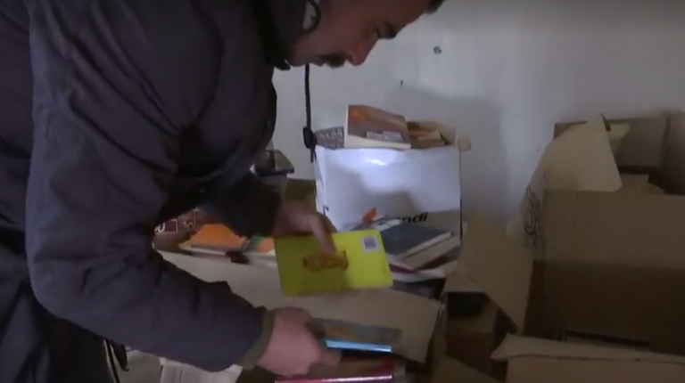 لبناني يحول دكان جده لمكتبة عامة