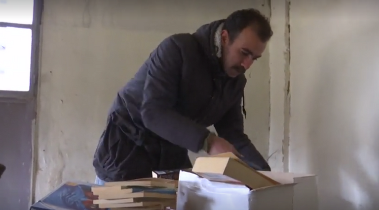 لبناني يحول دكان جده لمكتبة عامة