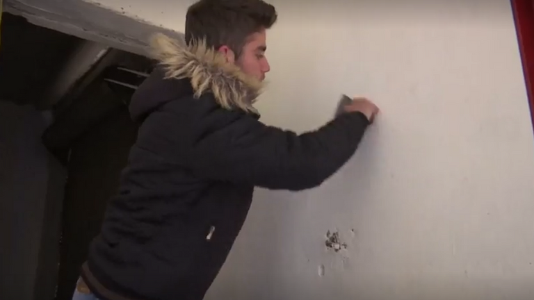 لبناني يحول دكان جده لمكتبة عامة