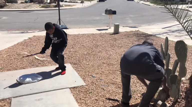 أمريكي يجبر ابنه على تدمير جهاز البلاي ستيشن