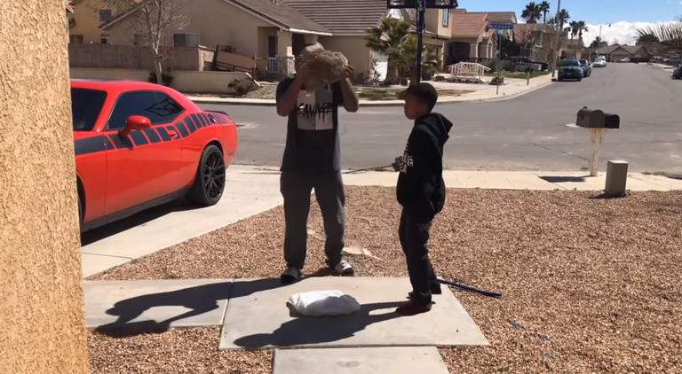 أمريكي يجبر ابنه على تدمير جهاز البلاي ستيشن