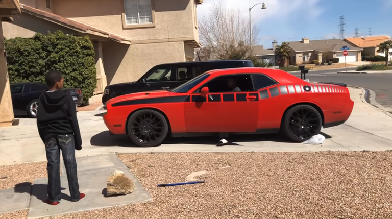 أمريكي يجبر ابنه على تدمير جهاز البلاي ستيشن