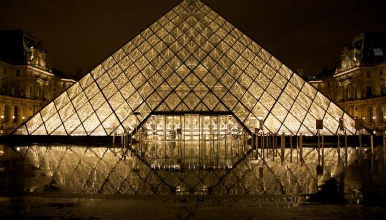هرم اللوفر في باريس - صورة أرشيفية