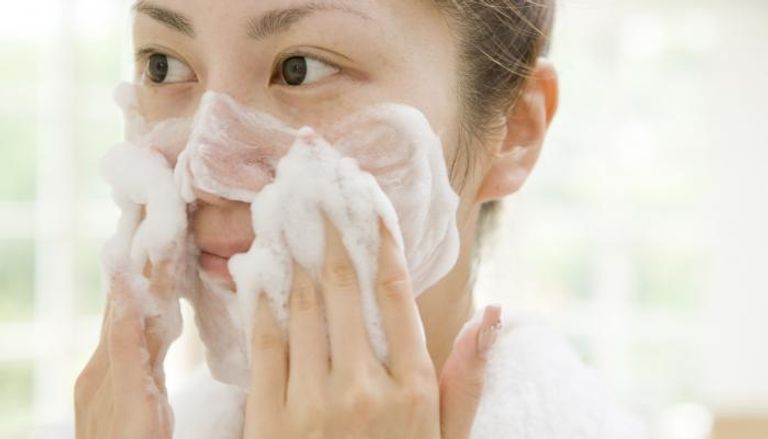 7 أخطاء ترتكبها المرأة عند تنظيف وجهها