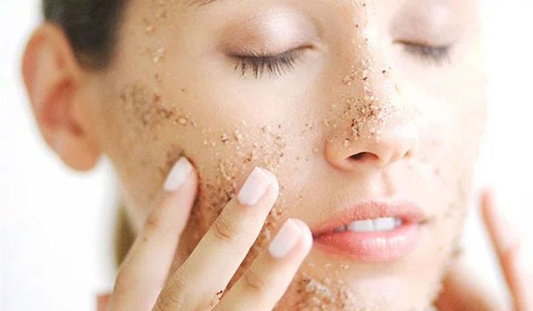 7 أخطاء ترتكبها المرأة عند تنظيف وجهها