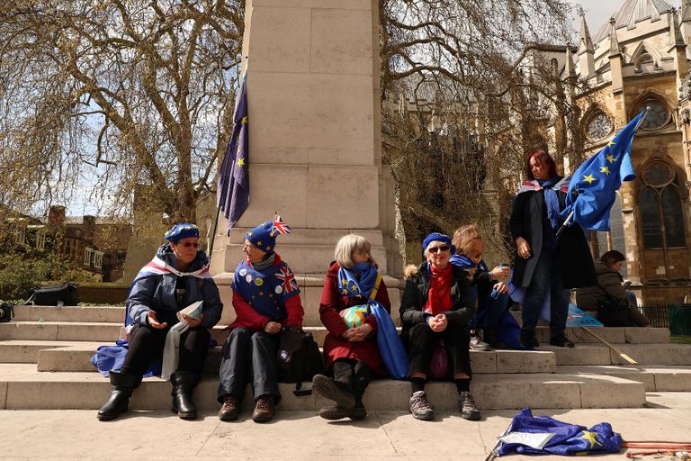 معارضون بريطانيون لبريكست يرتدون أعلام الاتحاد الأوروربي بالقرب من مجلس العموم- أ ف ب تيريزا ماي وزعيم حزب العمال جيريمي كوربن- أ ف ب