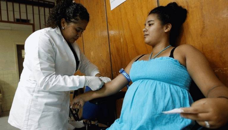 سيدة حامل تجري كشفا طبيا - أرشيفية 