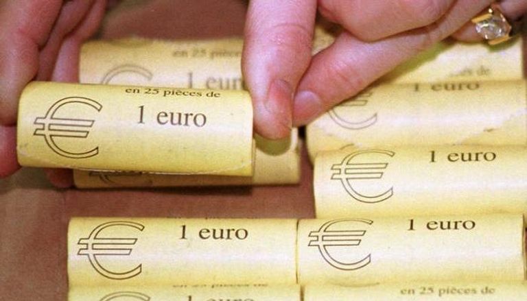 اليورو يقبع قرب أدنى مستوى في شهر