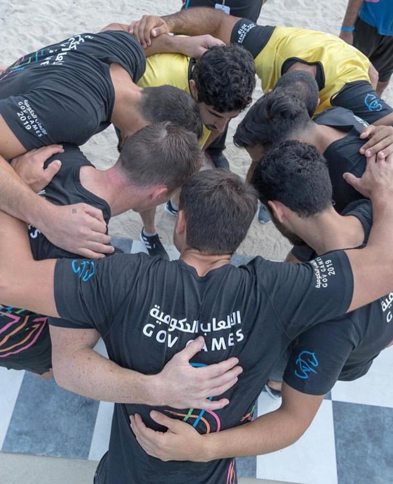 الشيخ حمدان بن محمد بن راشد مع لاعبي فريقه