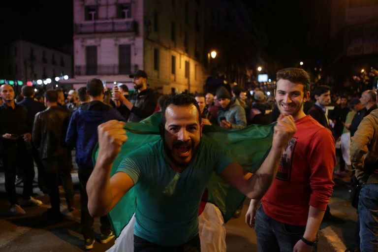 احتفالات الجزائريين باستقالة بوتفليقة