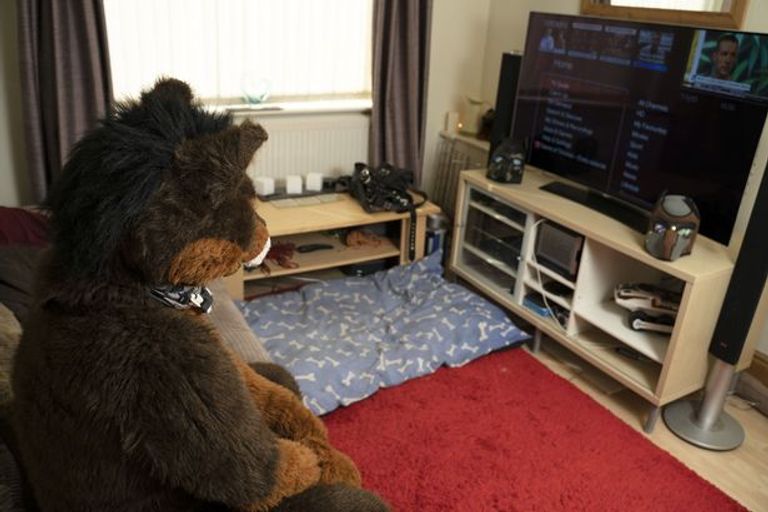 جيمس يطلق العنان للكلب داخله بعد الانتهاء من العمل