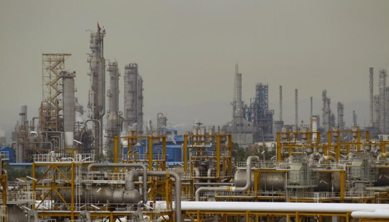 إيران في الإعلام.. أزمة النفط تسحب القطاعات الاقتصادية للوراء