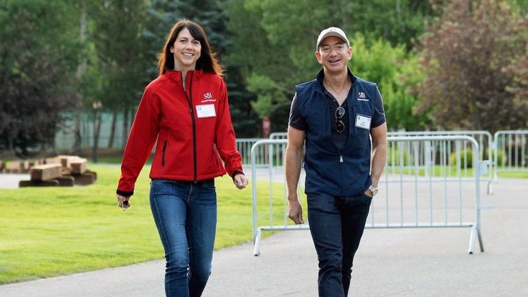 جيف بيزوس وطليقته ماكينزي