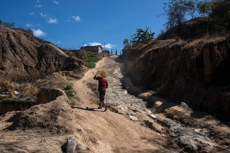 معاناة يومية للحصول على الماء في فنزويلا