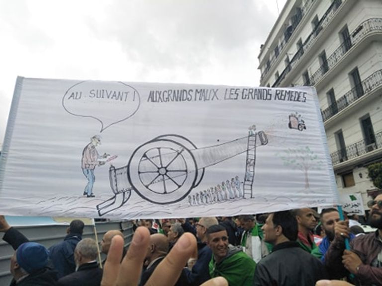 مظاهرات الجمعة السابعة في الجزائر ضد بقاء رموز بوتفليقة