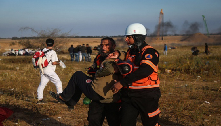 نقل أحد المصابين في الجمعة الـ53 لمسيرة العودة شرق غزة