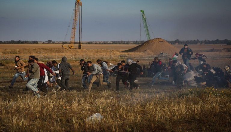 نقل أحد المصابين في الجمعة الـ53 لمسيرة العودة شرق غزة