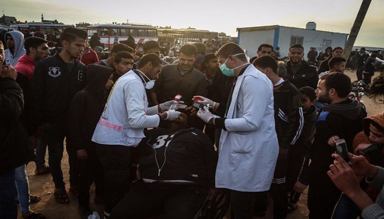 نقل أحد المصابين في الجمعة الـ53 لمسيرة العودة شرق غزة