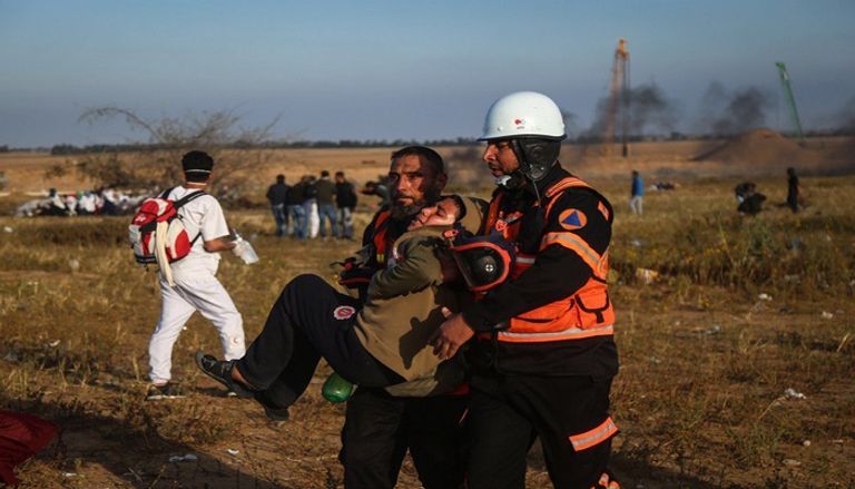 نقل أحد المصابين في الجمعة الـ53 لمسيرة العودة شرق غزة