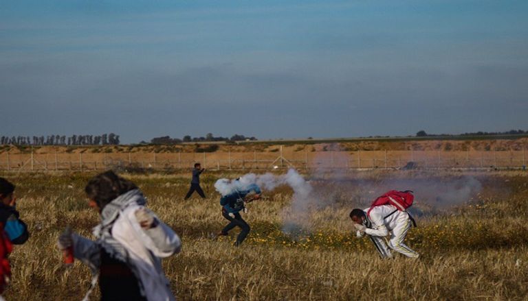 نقل أحد المصابين في الجمعة الـ53 لمسيرة العودة شرق غزة