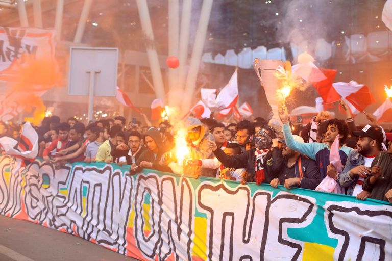 جماهير الزمالك تستقبل بعثة فريق اليد في مطار القاهرة