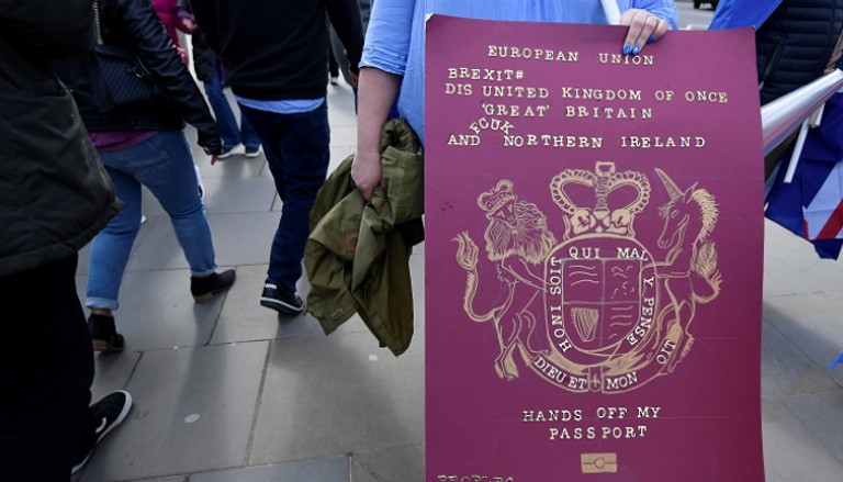 مناهضون لخروج بريطانيا يرفعون نموذجًا لجواز سفر بريطاني