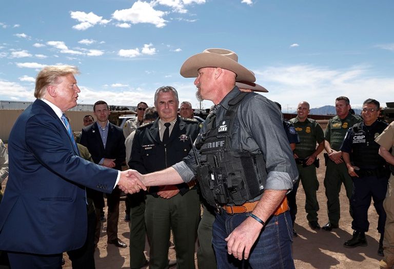 ترامب على الحدود مع المكسيك ترامب على الحدود مع المكسيك