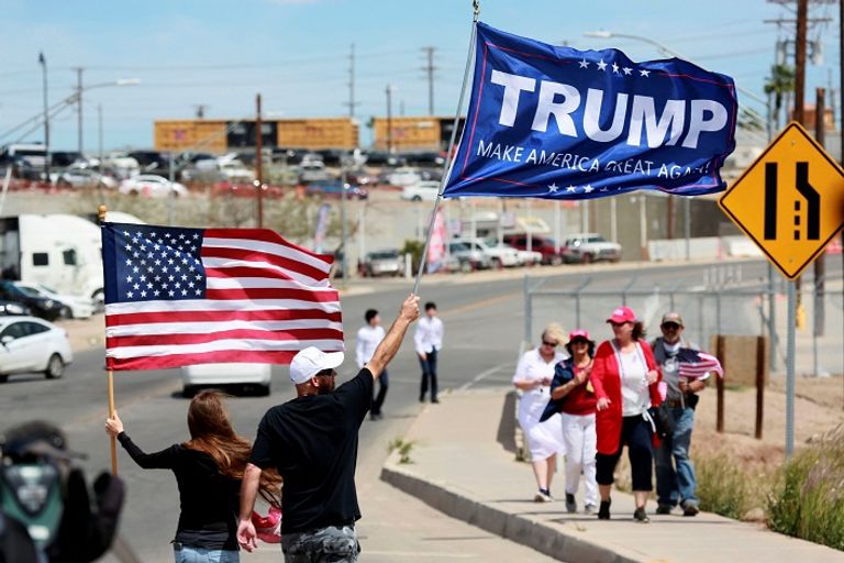 مؤيدون لترامب على جانب الطريق الذي سلكه إلى الحدود ترامب على الحدود مع المكسيك