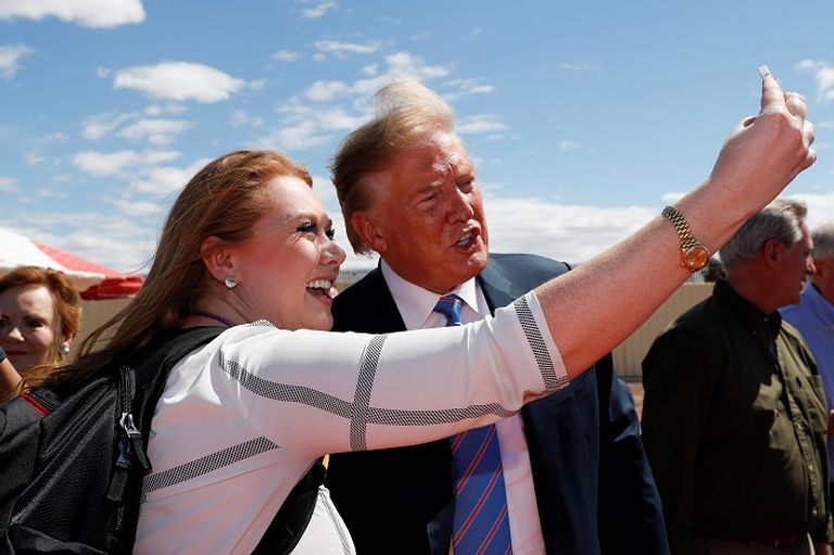 ترامب على الحدود مع المكسيك ترامب على الحدود مع المكسيك