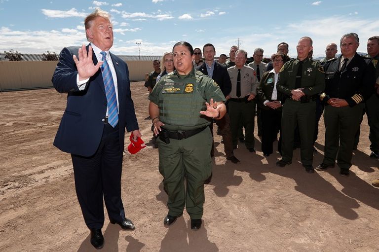 ترامب على الحدود مع المكسيك ترامب على الحدود مع المكسيك
