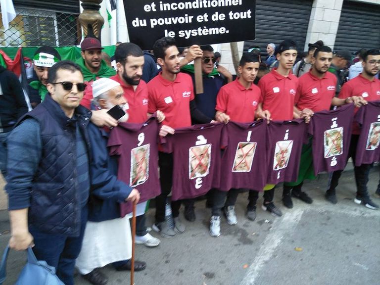 جزائريون يطالبون برحيل رموز نظام بوتفليقة