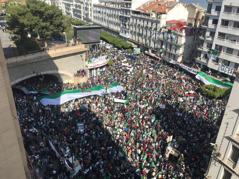 مظاهرات في الجزائر مطالبة برحيل رموز نظام بوتفليقة