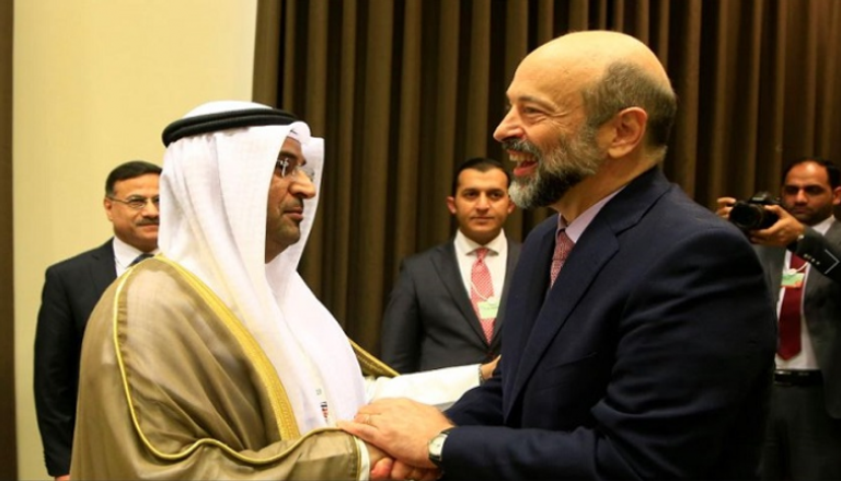وزير المالية الكويتي يصافح رئيس الوزراء الأردني